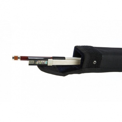 Arco de violino numa bolsa preta de tecido