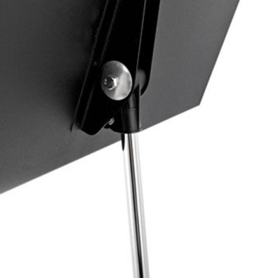 Detalhe de suporte metálico preto com barra cromada e parafuso