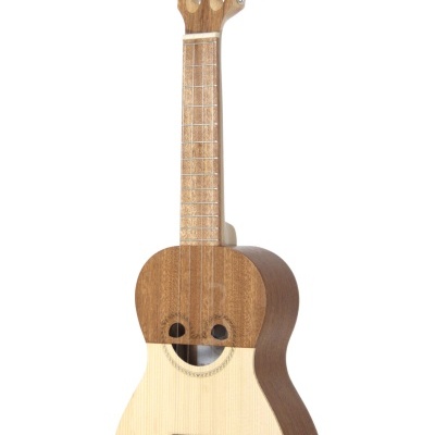 Cavaquinho de madeira clara e escura com tarraxas prateadas e botões brancos