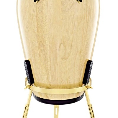 Congas de madeira clara com ferragens douradas e tripé ajustável