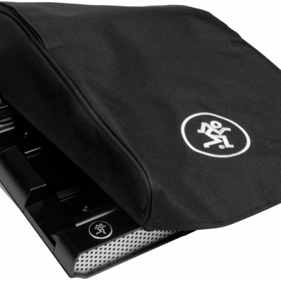 Capa protetora preta com logo branco cobrindo pedal musical preto