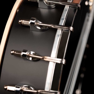 Close-up de um banjo preto com ferragens metálicas brilhantes