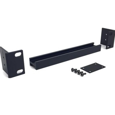 Componentes metálicos pretos para montagem, incluindo suportes, barra, chapa e parafusos.