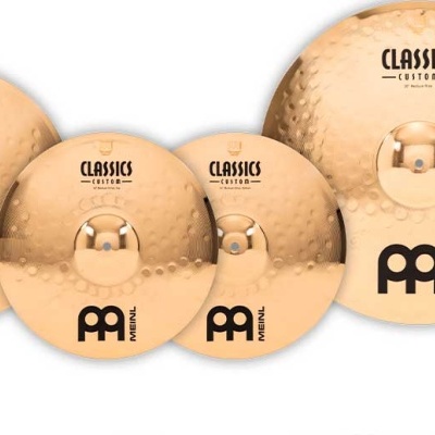 Quatro pratos de bateria dourados martelados com logotipo MEINL