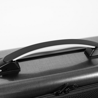 Pega preta rígida e superfície texturizada de mala de viagem preta