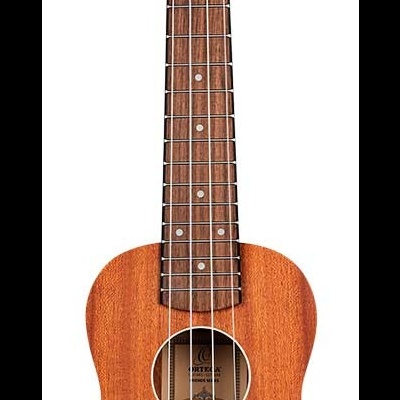 Ukulele de madeira castanho claro com quatro cordas brancas e tarraxas pretas