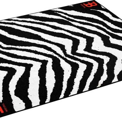 Tapete preto e branco com padrão de zebra e logótipos vermelhos