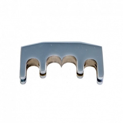 Peça metálica com três ganchos arredondados