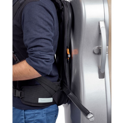 Mochila preta acolchoada a transportar uma mala rígida prateada