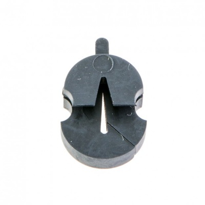 Peça pequena oval preta com fenda e rachadura, sobre fundo branco