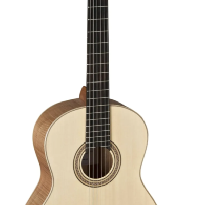 Guitarra clássica com tampo claro e laterais em madeira natural