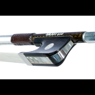 Arco para violino de madeira e metal com grip de couro castanho e texto GRABY 906