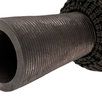 Detalhe de difusor de cabelo preto com textura canelada e padrão trançado