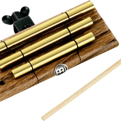 Instrumento musical com tubos dourados numa base de madeira e baqueta de madeira