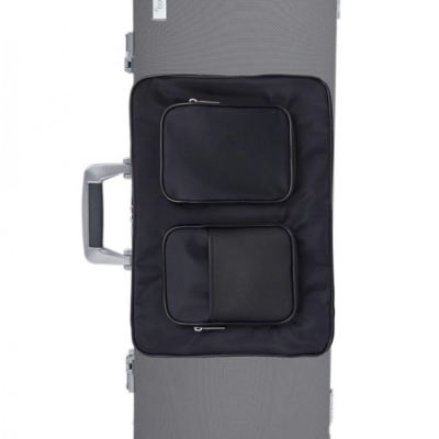 Mala rígida cinzenta com duas bolsas pretas na frente e alça lateral