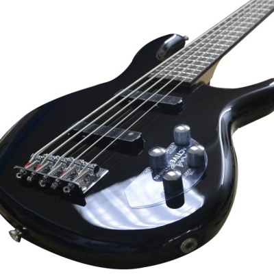 Guitarra elétrica preta com cinco cordas e botões de controlo