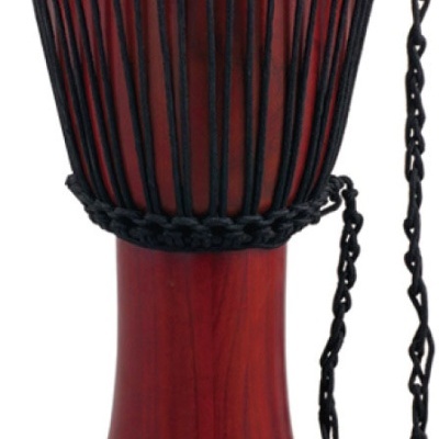 Tambor djembe em madeira vermelho escuro com pele clara e cordas pretas