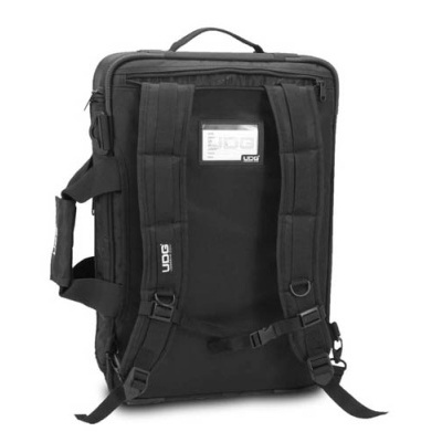 Mochila preta com alças acolchoadas e etiqueta UDG