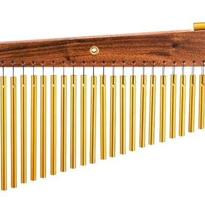 Campainha de madeira castanha com barras metálicas douradas