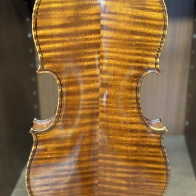 Violino em madeira castanha flamejante com acabamento polido