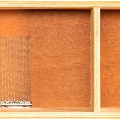 Caixa de madeira com blocos de lixa para unhas cor laranja