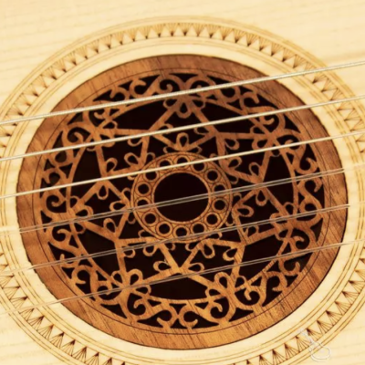 Detalhe da rosácea de guitarra acústica com padrões em madeira escura e cordas metálicas