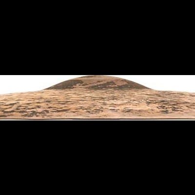 Montanha árida com solo castanho e textura irregular