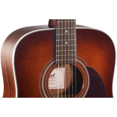 Guitarra acústica castanha com tampo vermelho e roseta decorativa.