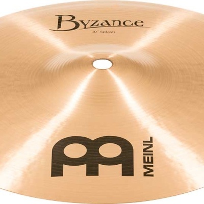 Prato de bateria de cor bronze com marcas pretas sobre fundo branco