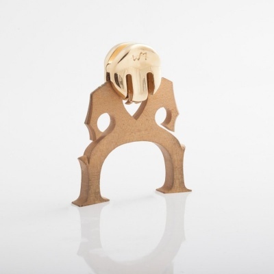 Brincos dourados e castanhos com design angulare moderno