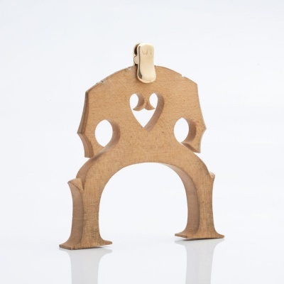 Cavalete de contrabaixo de madeira com clipe dourado em fundo branco