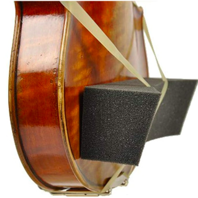 Violino em madeira castanho-avermelhada com duas esponjas pretas presas com elásticos