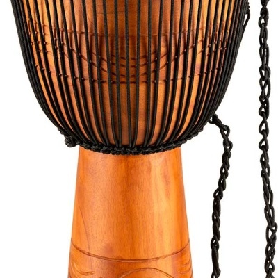 Tambor djembe em madeira clara com pele clara e cordas pretas, a alça preta pendurada ao lado