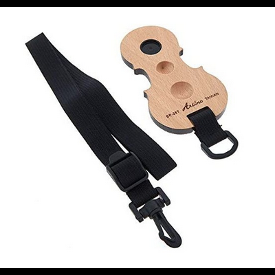 Correia preta com acessório em madeira clara em forma de violino com texto PE-035 Atrio JAPAN