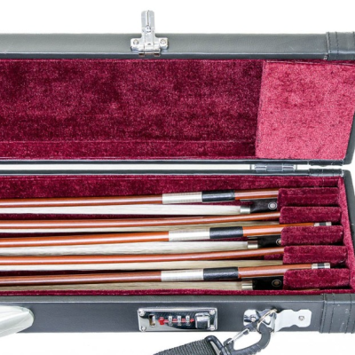 Estojo preto com interior vermelho e varas finas de madeira