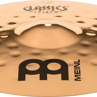 Prato de bateria Meinl Classics Custom dourado com textura martelada e logótipo preto