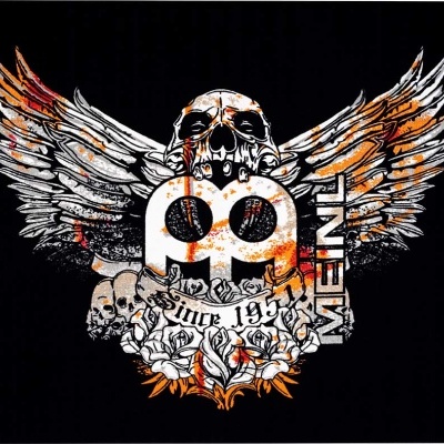 Estampa preta com crânio, asas e texto 