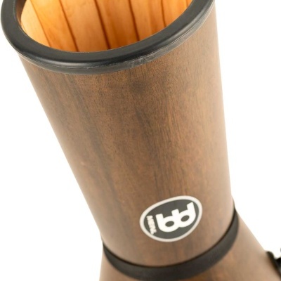 Djembé de madeira castanha com interior claro e logotipo bd