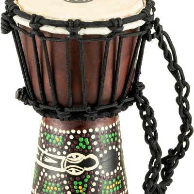 Tambor djembe de madeira com decoração colorida e pele branca com logo