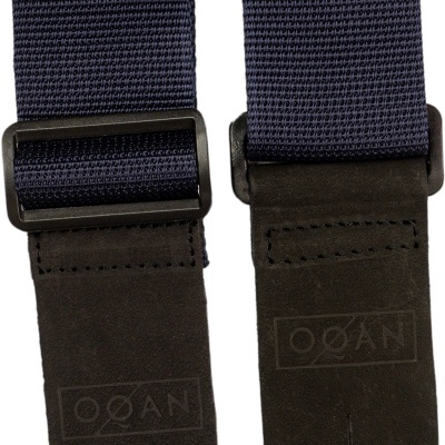 Correia para guitarra azul e preta com extremidades em couro e texto OQAN