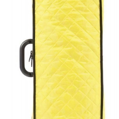 Estojo amarelo acolchoado com padrão de diamante e etiqueta '[bam]'