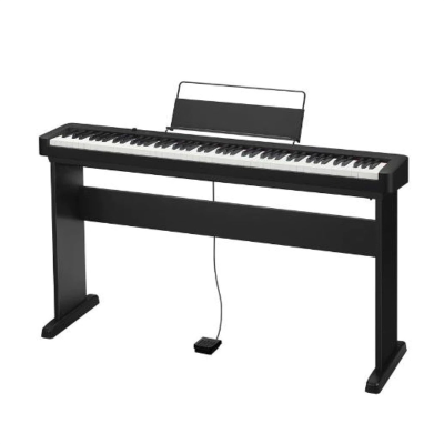 Piano digital preto com suporte e pedal em fundo branco