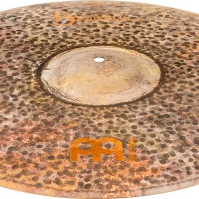 Prato de percussão metálico bronzeado com textura martelada e texto MEINL laranja