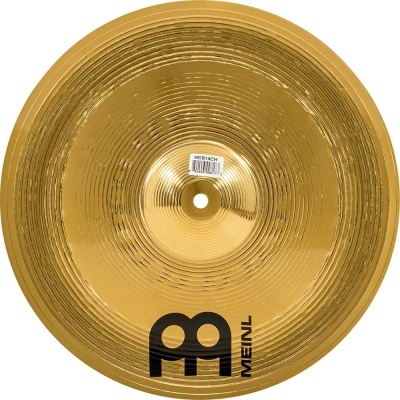 Prato de bateria dourado MEINL com etiqueta central e superfície texturizada