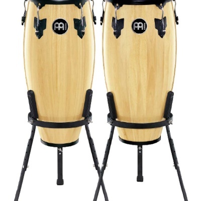 Par de congas em madeira clara com ferragens pretas e suportes metálicos