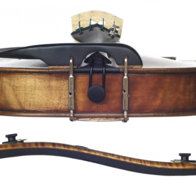 Violino de madeira castanha com queixo e ombreiro em preto e dourado em fundo branco