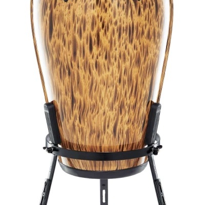 Congas em madeira com padrão texturizado e pele clara, suportes de metal preto no fundo branco