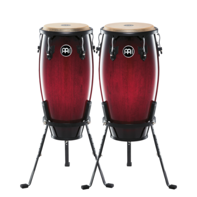Par de congas vermelhas com peles bege em suportes pretos