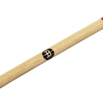 Baqueta de madeira com ponta vermelha em esponja e logotipo preto