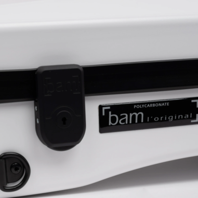 Fecho preto e etiqueta 'POLYCARBONATE bam original' numa mala branca.